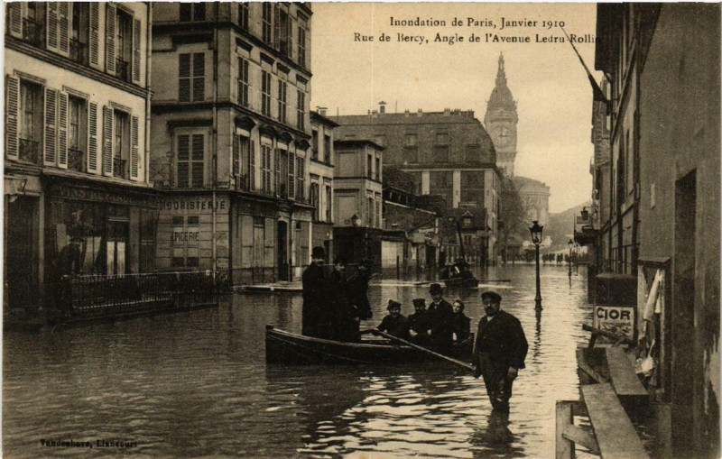 Carte postale ancienne Paris Rue de Bercy Angle de l'Avenue Ledru Rollin Inondations 1910 à Paris