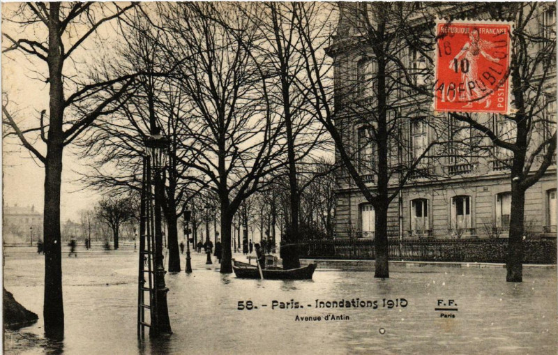 Carte postale ancienne Paris Avenue d'Antin Inondations 1910 à Paris