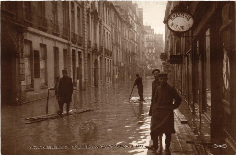 Carte postale ancienne Paris Rue Saint-Andre-des-Arts Inondations 1910 à Paris