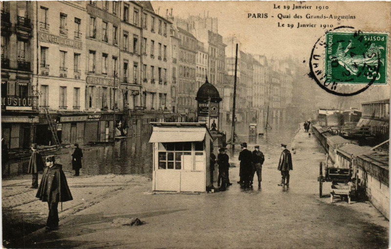 Carte postale ancienne Paris Quai des Grands Augustins Inondations 1910 à Paris