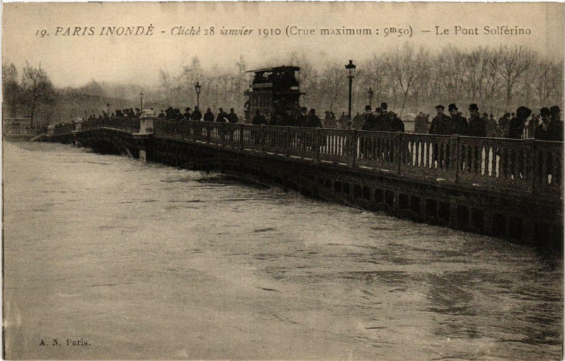 Carte postale ancienne Paris Le Pont Solferino Inondations 1910 à Paris