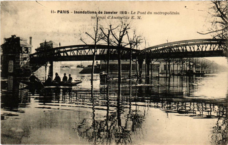 Carte postale ancienne Paris Le Pont du metropolitain Inondations 1910 à Paris