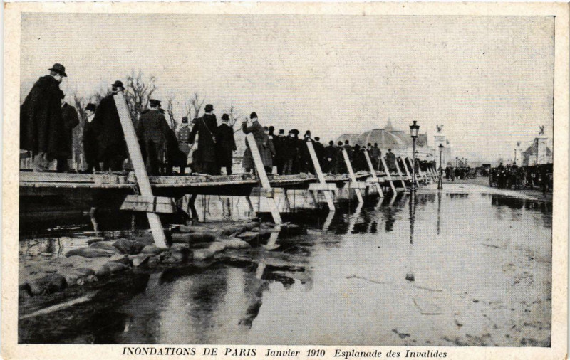 Carte postale ancienne Paris Esplanade des Invalides Inondations 1910 à Paris
