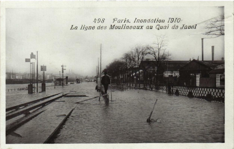 Carte postale ancienne Paris La ligne des Moulineaux au Quai de Javel Inondations 1910 à Paris