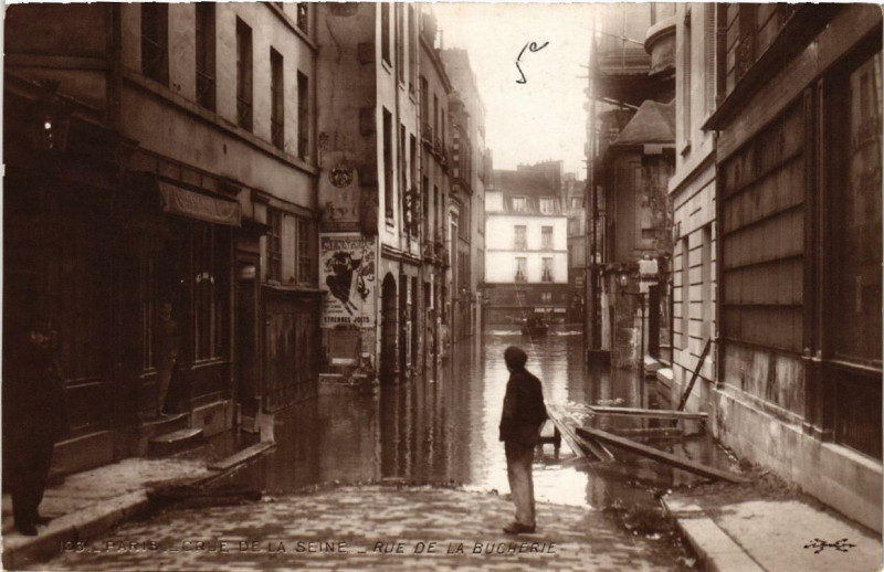Carte postale ancienne Paris Rue de la Bucherie Inondations 1910 à Paris