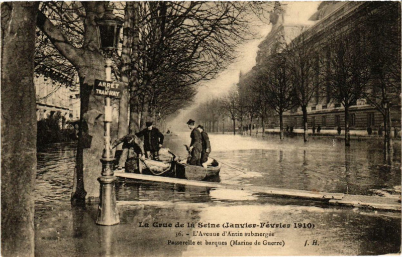 Carte postale ancienne Paris L'Avenue d'Antin submergée Inondations 1910 à Paris