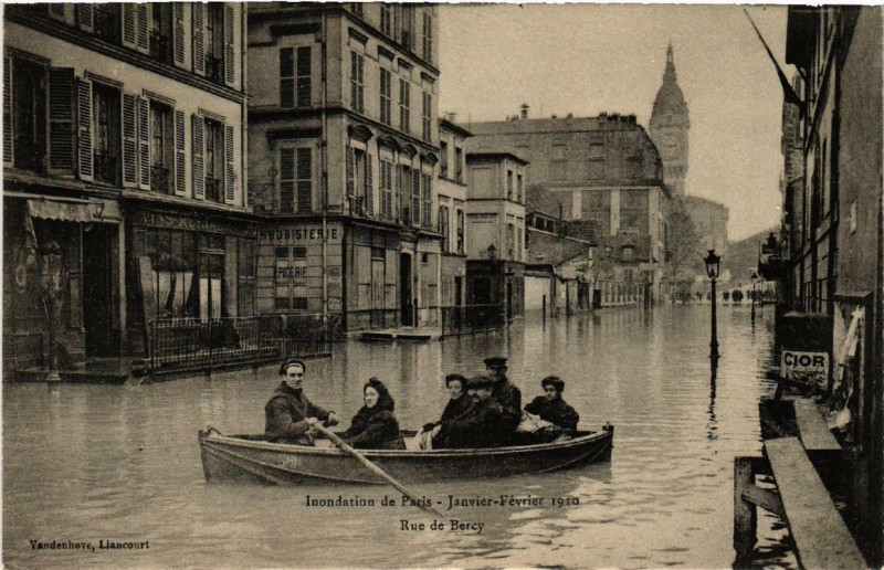 Carte postale ancienne Paris Rue de Bercy Inondations 1910 à Paris