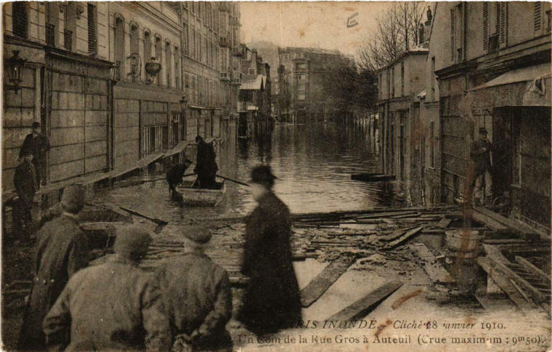Carte postale ancienne Paris inondé - Cliché 28 Janvier 1910 - Un Coin de la Rue Gros à Auteuil à Paris 16e