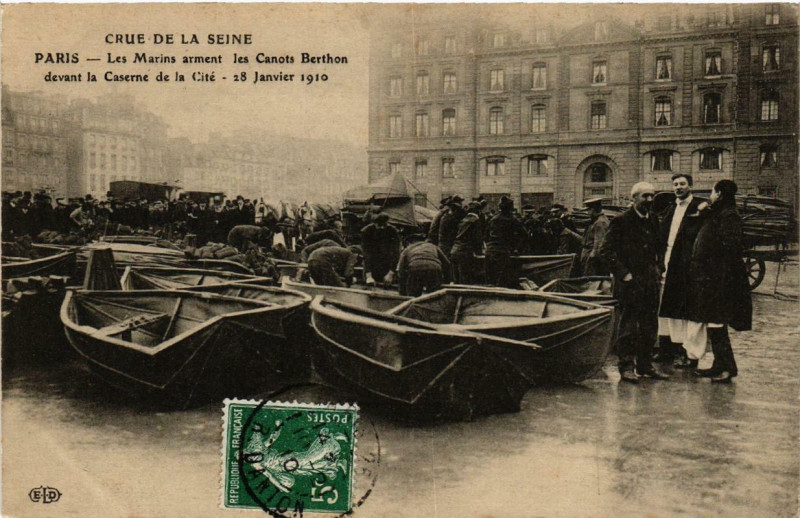 Carte postale ancienne Paris Les Marins arment les Canots Berthon Inondations 1910 à Paris