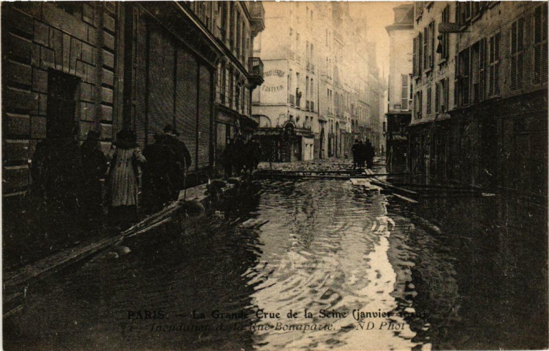 Carte postale ancienne Paris Rue Bonaparte Inondations 1910 à Paris