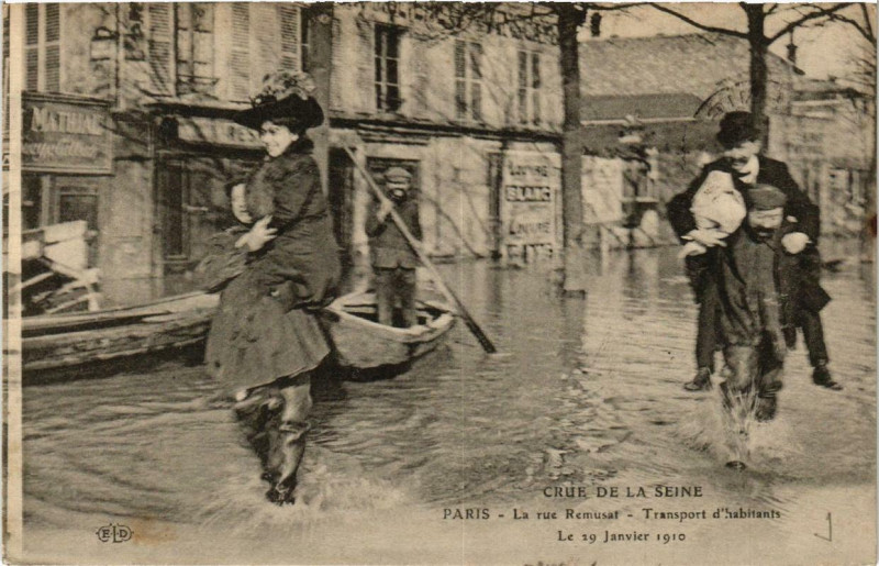 Carte postale ancienne Crue de la Seine - La rue Remusat - Transport d'habitants à Paris 16e