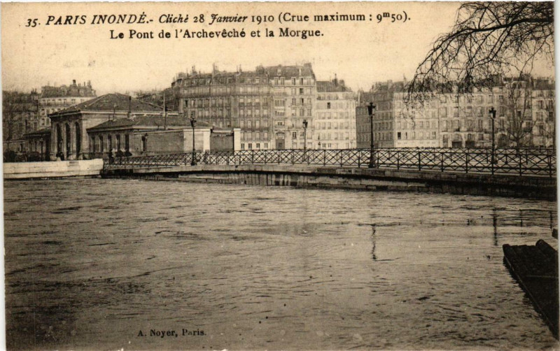Carte postale ancienne Paris Le Pont de l'Archeveche et la Morgue Inondations 1910 à Paris