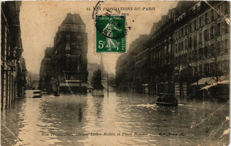 Carte postale ancienne Paris Rue Traversiere Avenue Ledru-Rollin Inondations 1910 à Paris