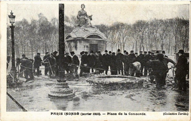 Carte postale ancienne Paris Place de la Concorde Inondations 1910 à Paris