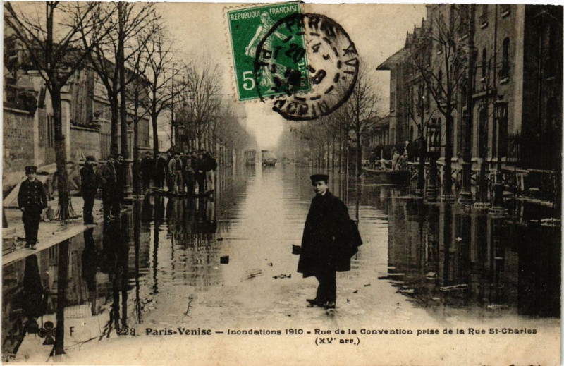 Carte postale ancienne Paris Rue de la Convention Rue Saint-Charles Inondations 1910 à Paris