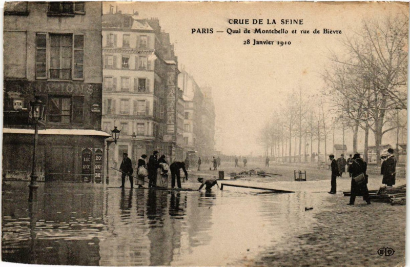 Carte postale ancienne Paris Quai de Montebello et rue de Bievre Inondations 1910 à Paris
