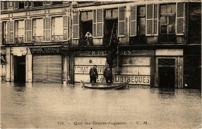 Carte postale ancienne Paris Quai des Grands Augustins Inondations 1910 à Paris