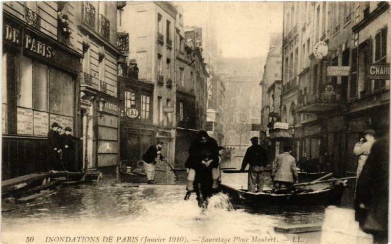 Carte postale ancienne Paris Sauvetage Place Maubert Inondations 1910 à Paris