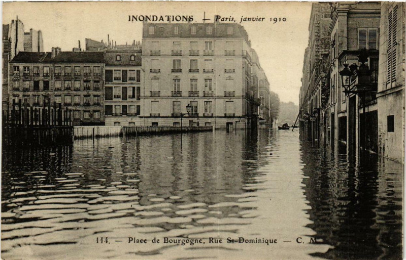 Carte postale ancienne Paris Place de Bourgogne Rue Saint-Dominique Inondations 1910 à Paris