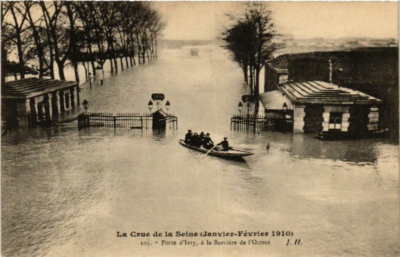 Carte postale ancienne La Crue de la Seine (Janvier-Février 1910) - Porte d'Ivry, à la Barrière de l'Octroi à Paris 13e