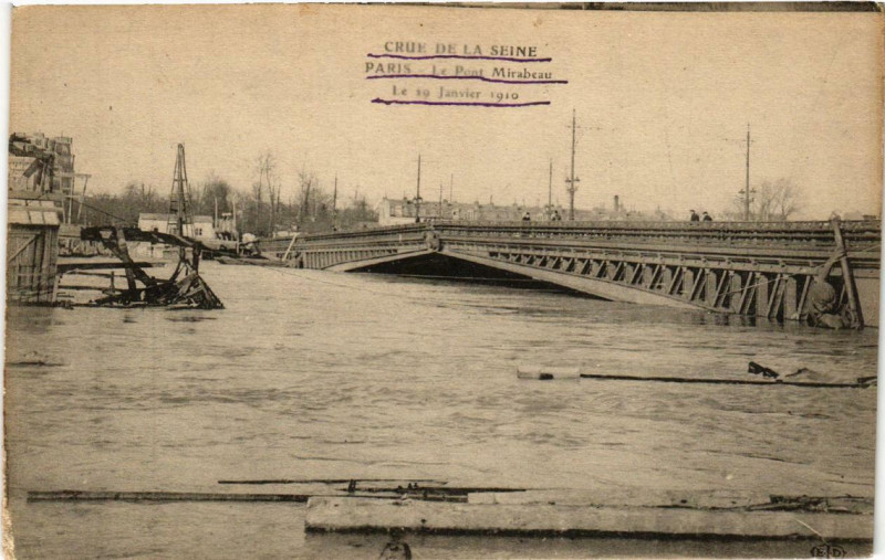 Carte postale ancienne Paris Le Pont Mirabeau Inondations 1910 à Paris