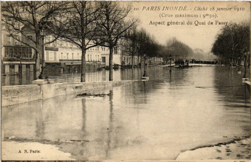 Carte postale ancienne Paris inondé - Cliché 28 janvier 1910 - Aspect général du Quai de Passy à Paris 16e
