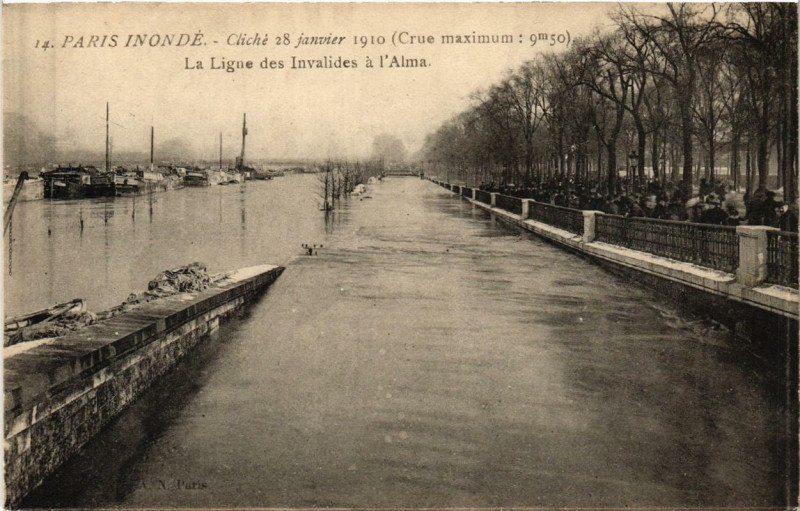 Carte postale ancienne Paris La Ligne des Invalides a Alma Inondations 1910 à Paris