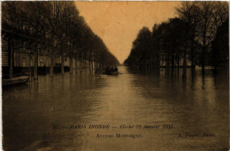 Carte postale ancienne Paris Avenue Montaigne Inondations 1910 à Paris