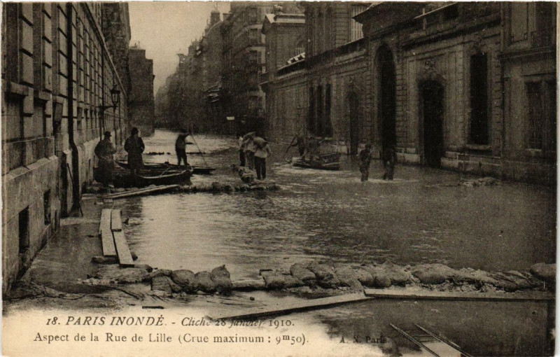 Carte postale ancienne Paris Aspect de la Rue de Lille Inondations 1910 à Paris