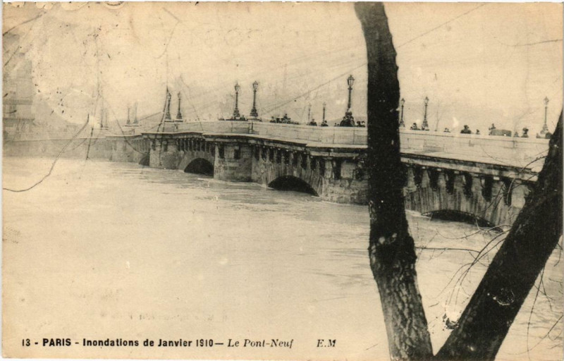 Carte postale ancienne Paris Le Pont Neuf Inondations 1910 à Paris