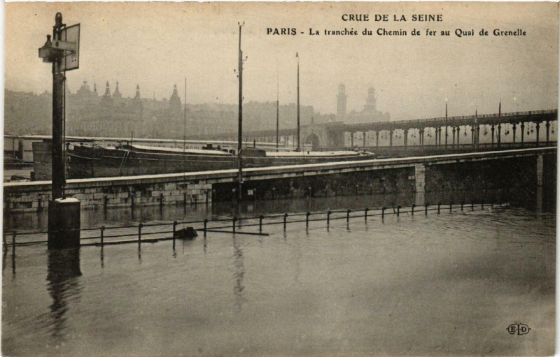 Carte postale ancienne Crue de la Seine - La tranchée du Chemin de fer au Quai de Grenelle à Paris 15e