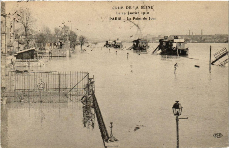 Carte postale ancienne Paris Le Point du Jour Inondations 1910 à Paris