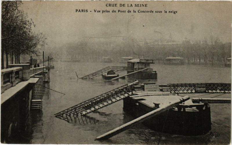 Carte postale ancienne Paris vue prise du Pont de la Concorde Inondations 1910 à Paris