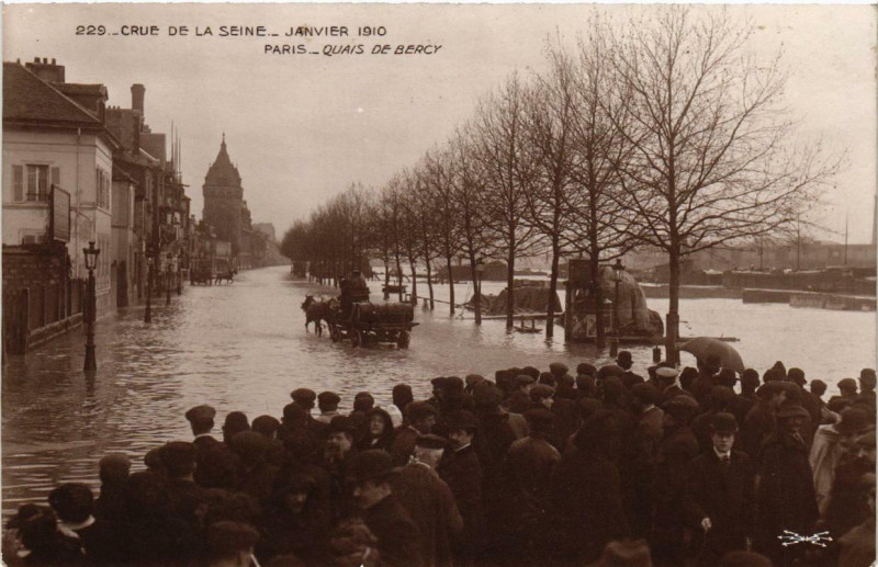 Carte postale ancienne Paris Quai de Bercy Inondations 1910 à Paris