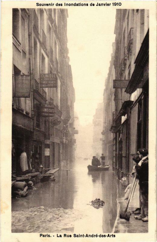 Carte postale ancienne Paris La Rue Saint-Andre-des-Arts Inondations 1910 à Paris