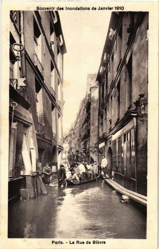 Carte postale ancienne Paris La Rue de Bievre Inondations 1910 à Paris