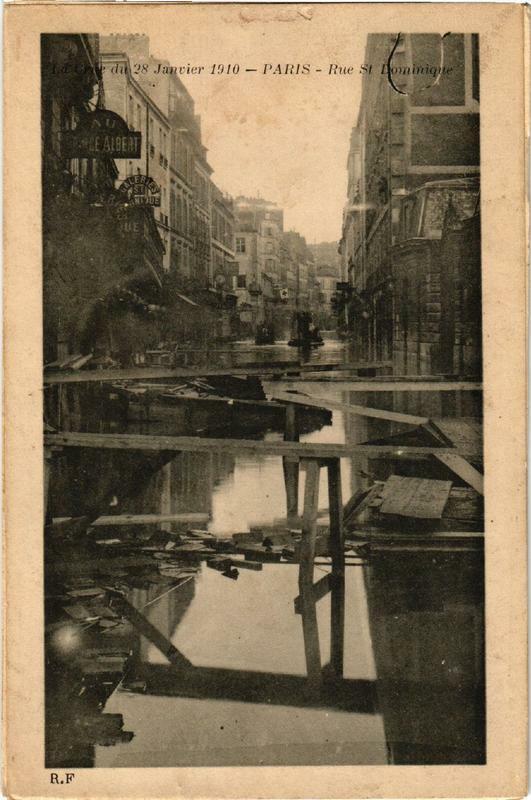 Carte postale ancienne Paris Rue Saint-Dominique Inondations 1910 à Paris