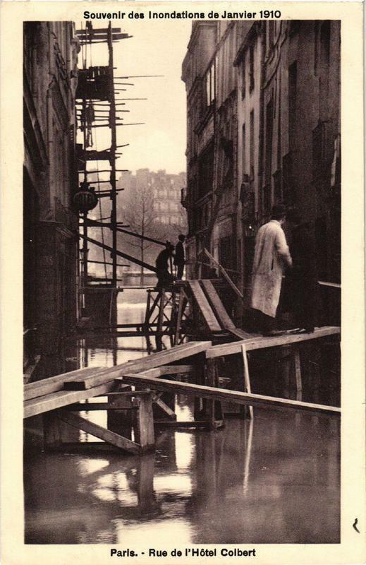 Carte postale ancienne Paris Rue de l'Hotel Colbert Inondations 1910 à Paris