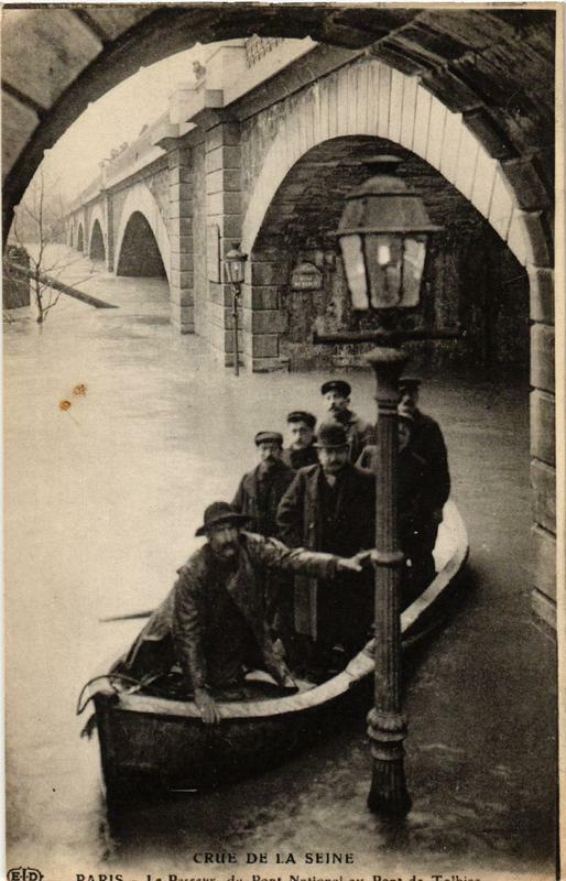 Carte postale ancienne Crue de la Seine - Le Passeur, du Pont National au Pont de Tolbiac à Paris 13e