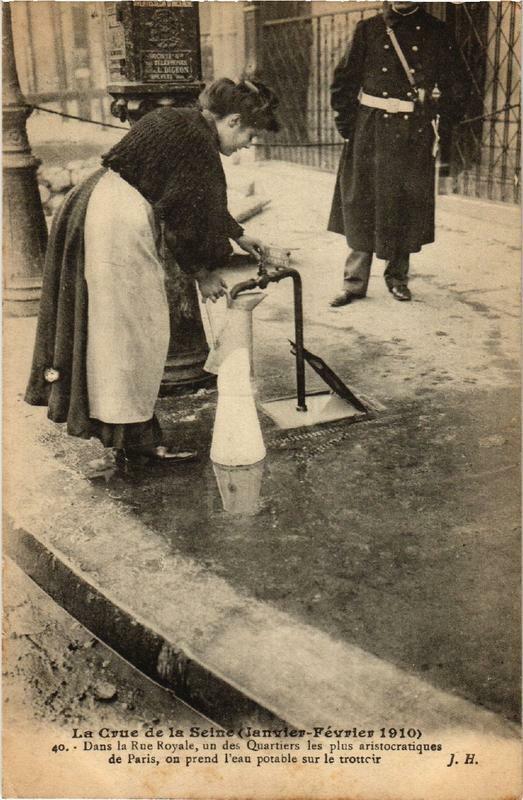 Carte postale ancienne Paris Dans la Rue Royale Inondations 1910 à Paris