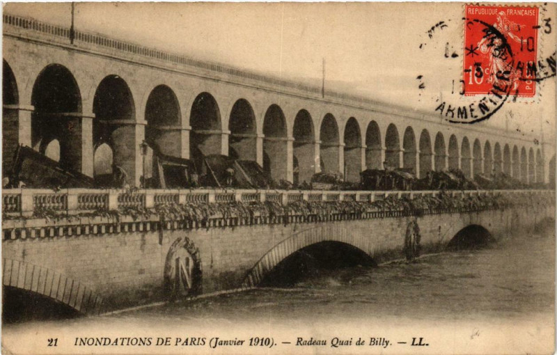 Carte postale ancienne Inondations de Paris - Radeau Quai de Billy à Paris 16e