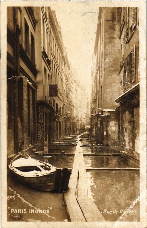 Carte postale ancienne Paris Rue de Bievre Inondations 1910 à Paris