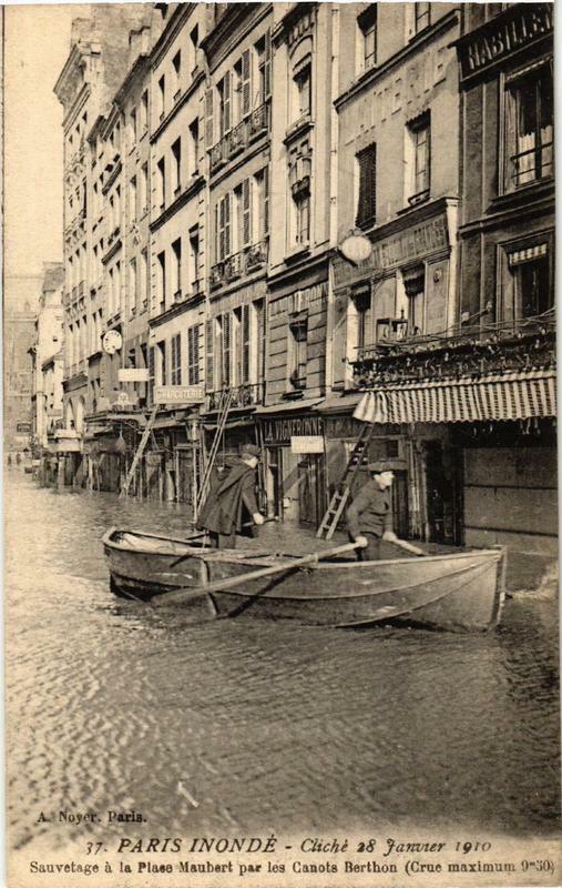 Carte postale ancienne Paris Sauvetage a la Place Maubert Inondations 1910 à Paris