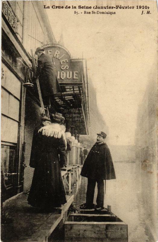 Carte postale ancienne Paris Rue Saint-Dominique Inondations 1910 à Paris