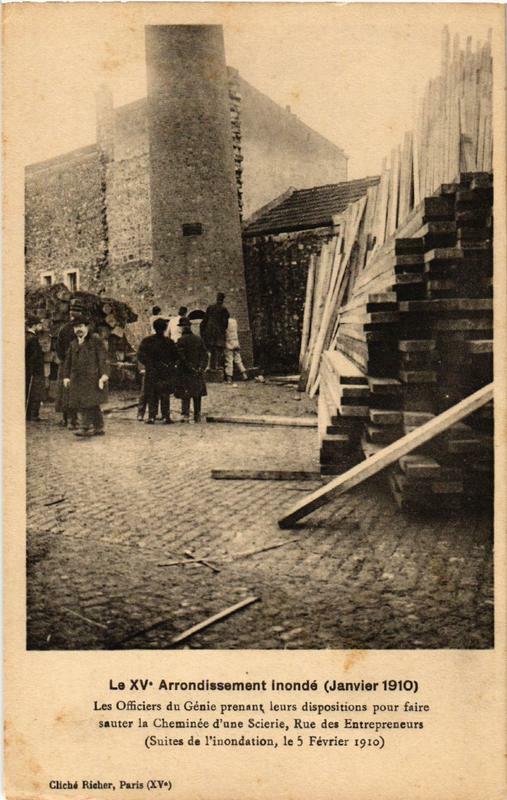 Carte postale ancienne Paris Les Officiers du Geie Rue des Entrepreneurs Inondations 1910 à Paris