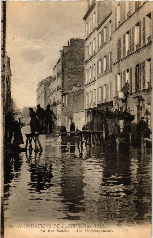 Carte postale ancienne Inondations de Paris (Janvier 1910) - La Rue Rouelle - Un Déménagement à Paris 15e