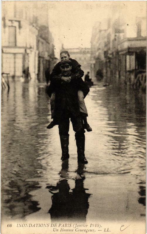 Carte postale ancienne Paris Un Homme Courageux Inondations 1910 à Paris