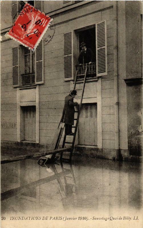 Carte postale ancienne Inondations de Paris (Janvier 1910) - Un Sauvetage Quai de Bill à Paris 16e