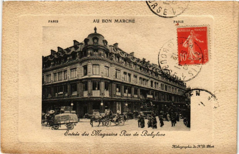 Carte postale ancienne Paris 7e Au Bon Marché Entrée des Magasins Rue de Babylone à Paris 7e
