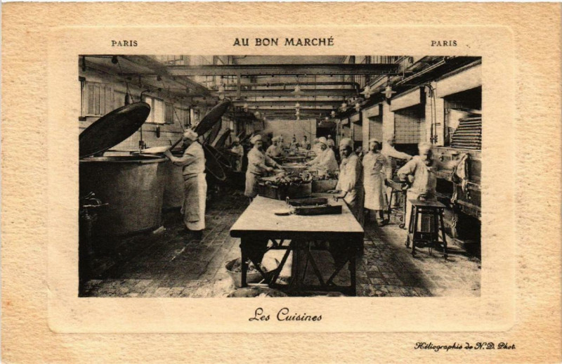 Carte postale ancienne Paris 7e Au Bon Marché Les Cuisines à Paris 7e